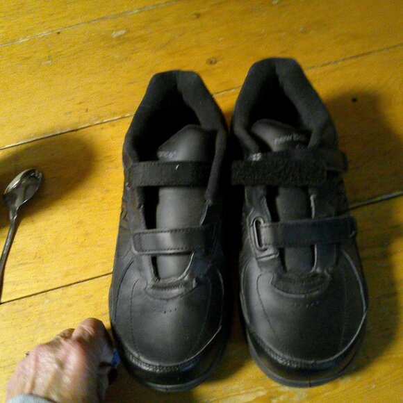 Mens very gentle used New Balance 577V black walking hiking shoe 9.5 D - Picture 1 of 8